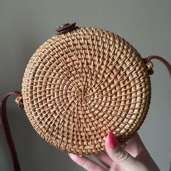 summer & rose Round Woven Crossbody - Picture 4 of 12